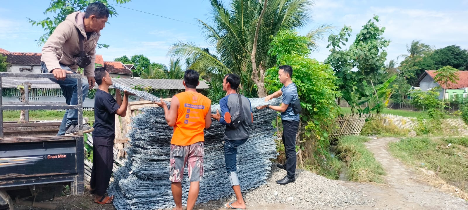 Bantuan provinsi Bronjong di Cikopo Munjul